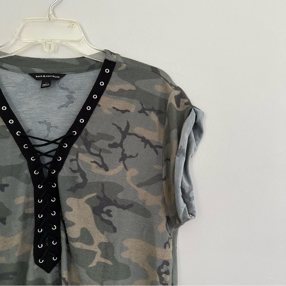 Rock & Republic Camouflage Camp Army Lace Up Short Sleeve medium tshirt - Picture 2 of 5